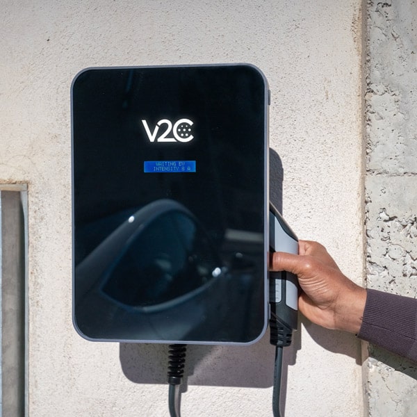 V2C Trydan Pro elektromos autó fali töltő (22 kW – 3x32A) (10m - Type 2) (DLB) (Beépített MID mérővel)