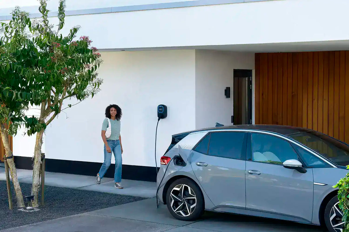 Wallbox Pulsar Max 22 kW fali töltő Type 2 aljzattal – fekete