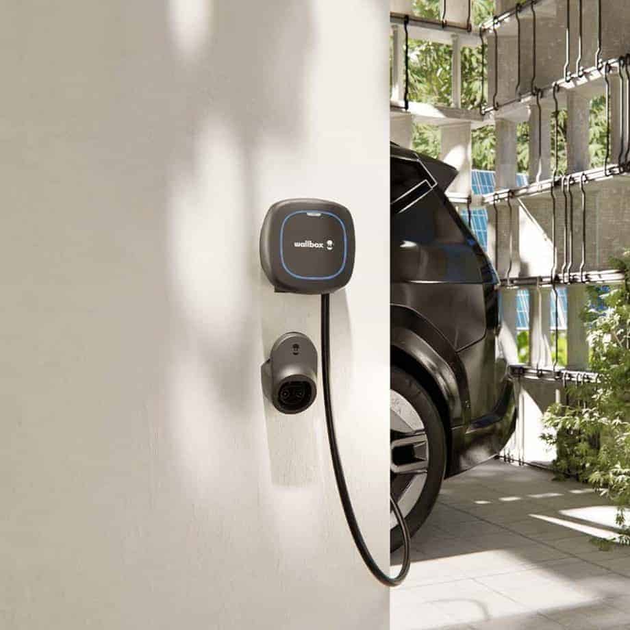 Wallbox Pulsar Max 7,4 kW fali töltő – fekete, 5 m Type 2 kábellel