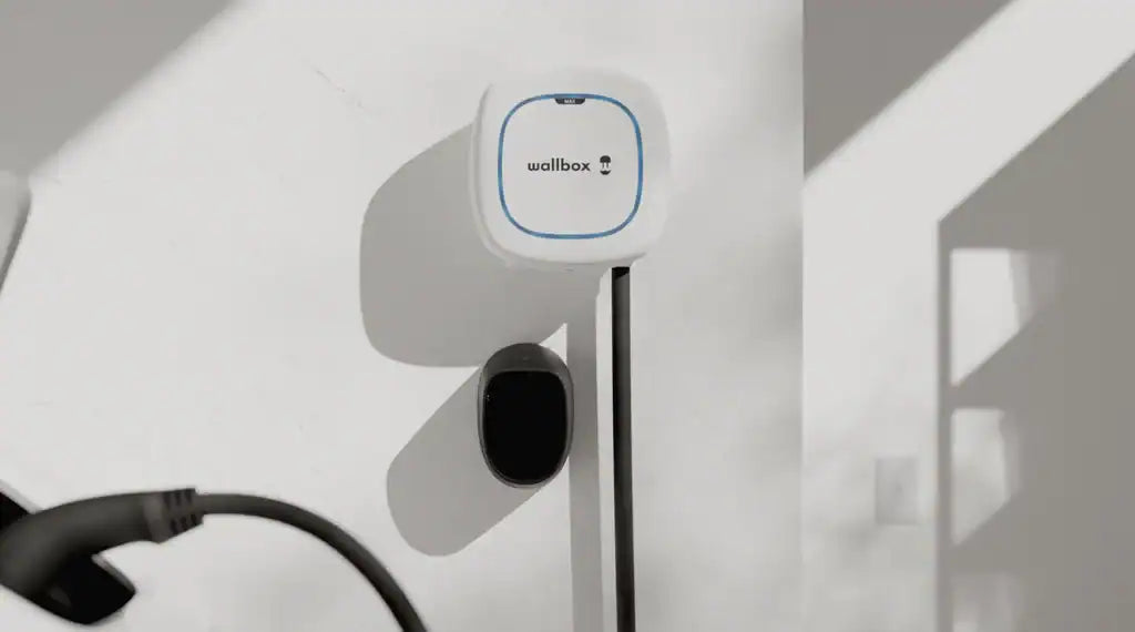 Wallbox Pulsar Max 7,4 kW fali töltő – fehér, 5 m Type 2 kábellel